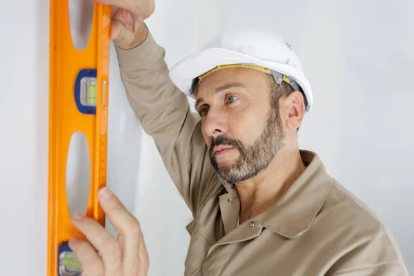 Man Builder Worker Uses Level — Stock Photo, Image