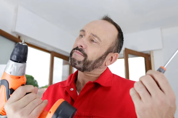 Porträt Eines Positiven Erwachsenen Mechanikers Bei Der Werkzeugwahl Arbeitsplatz — Stockfoto