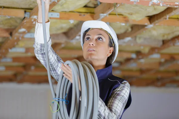 Mujer Constructora Trabajando Con Tuberías —  Fotos de Stock