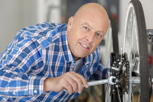 Mécanicien Souriant Mâle Vérifiant Les Pneus Sur Vélo — Photo