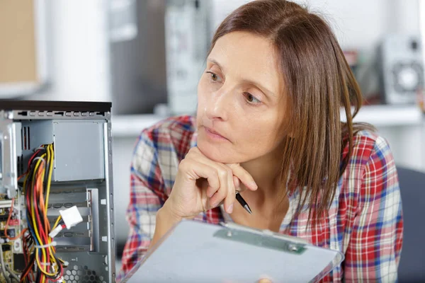 Specialist Woth Broken Computer — Stock Photo, Image