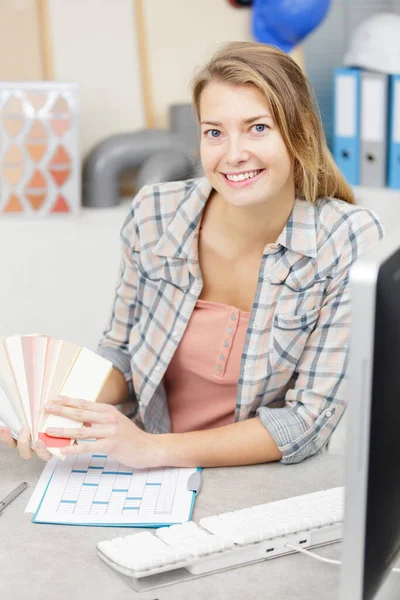 Hermosa Mujer Que Trabaja Computadora Escritorio Área Trabajo —  Fotos de Stock