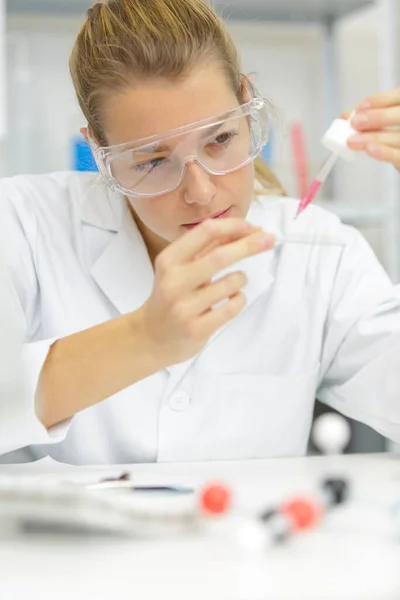 Mujer Busca Solución Laboratorio — Foto de Stock