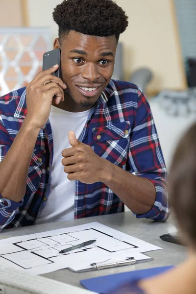 Jeune Homme Affaires Parlant Téléphone Tout Travaillant Avec Client — Photo