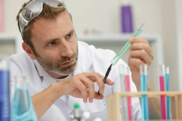 Geconcentreerde Mannelijke Onderzoeker Met Een Reageerbuis — Stockfoto