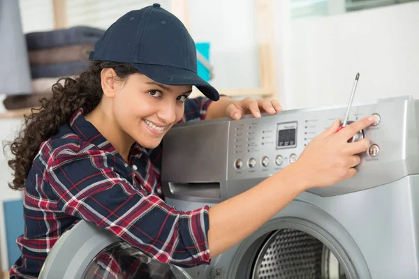 女水管工修理洗衣机 — 图库照片