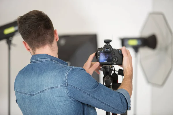 Hombre Haciendo Video Blog Sobre Fotografía —  Fotos de Stock