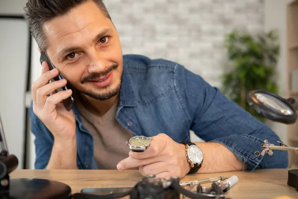 Hombre Sosteniendo Reloj Pulsera Conversando Smartphone — Foto de Stock