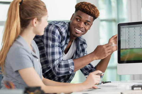 Studenten Arbeiten Gemeinsam Einem Projekt — Stockfoto