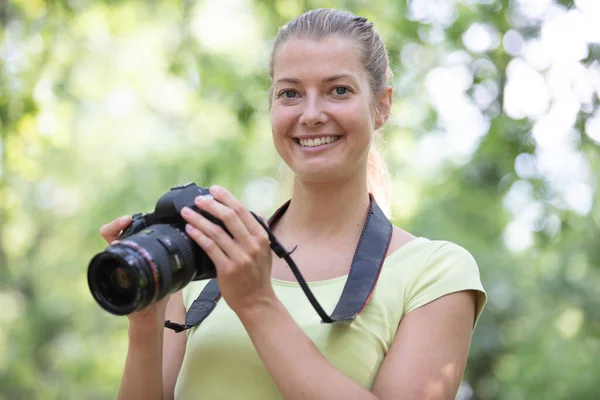 Fotógrafa Mujer Está Tomando Imágenes Con Cámara Digital — Foto de Stock