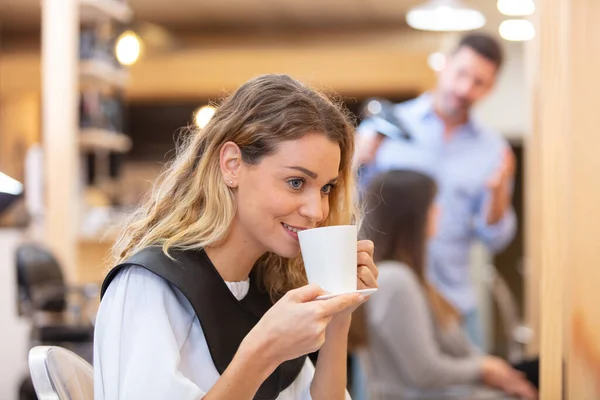 Cliente Femenino Peluquería Disfrutando Una Taza Café —  Fotos de Stock
