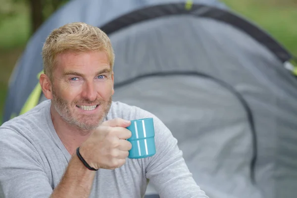 Dricka Kaffe Campingtältet — Stockfoto