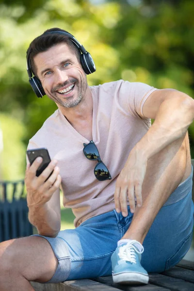 Homme Souriant Tenant Téléphone Portable — Photo