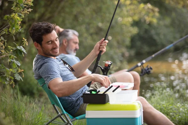 Dois Amigos Sexo Masculino Pesca Juntos Lago — Fotografia de Stock