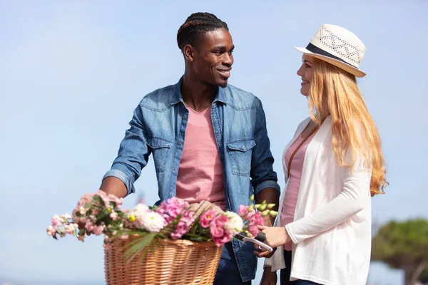 Couple Multiracial Tenait Vélo Avec Des Fleurs Dans Panier — Photo