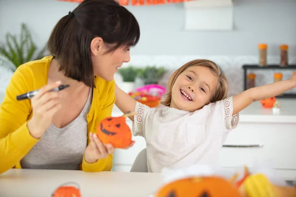 Feliz Familia Madre Hijo Celebrando Halloween —  Fotos de Stock
