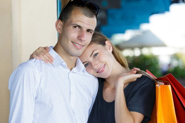 Pareja Joven Sosteniendo Una Bolsa Compras —  Fotos de Stock