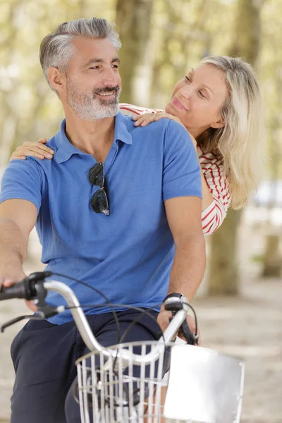 Alegre Casal Mais Velho Uma Bicicleta — Fotografia de Stock