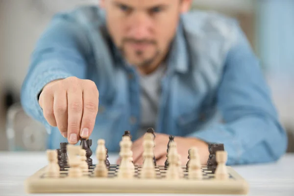 Férfi Tesz Egy Lépést Játék Chesse — Stock Fotó