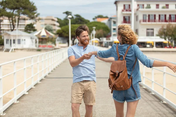 Jeune Couple Touristes Sur Une Jetée Bois — Photo