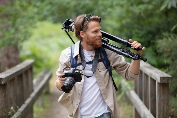 Fotoğrafçı Tripodlu Kamera Taşıyor — Stok fotoğraf