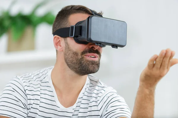 Άνθρωπος Χρησιμοποιώντας Googles Εικονικής Πραγματικότητας — Φωτογραφία Αρχείου
