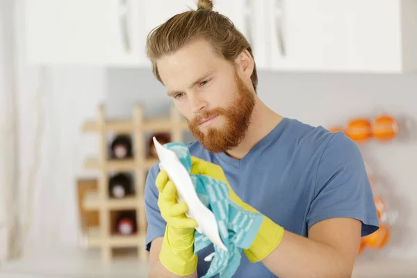 Άνθρωπος Χέρι Πλένει Πιάτα Στο Σπίτι — Φωτογραφία Αρχείου