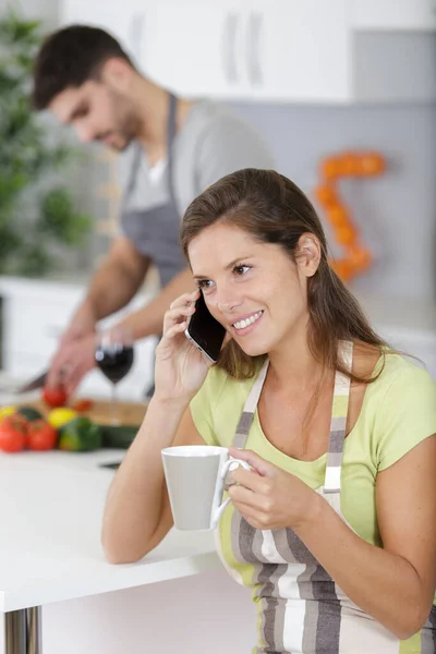 Mujer Con Café Teléfono — Foto de Stock