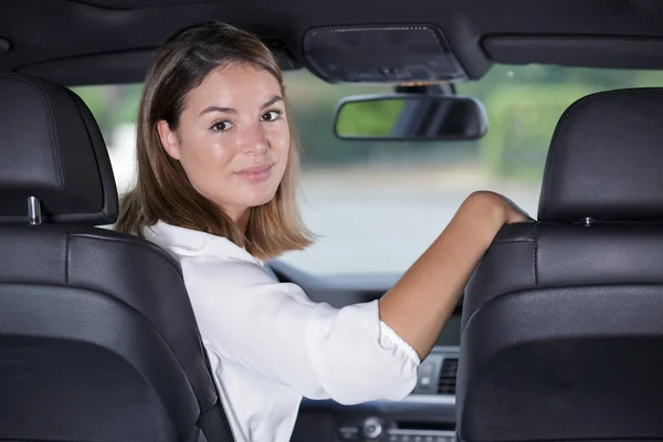 Senhora Olhando Para Trás Seu Carro — Fotografia de Stock