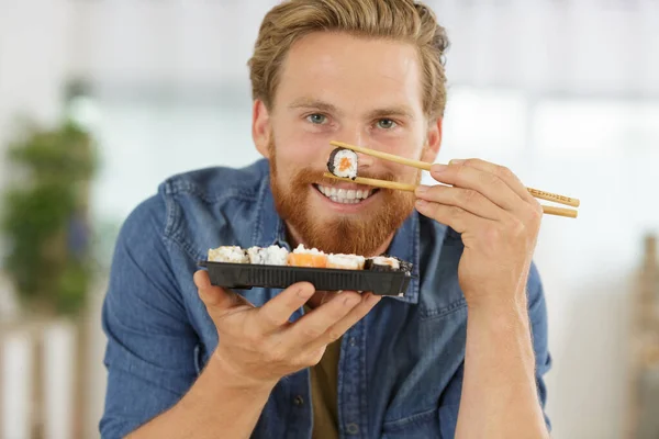 Homem Segurando Sushi Entre Pauzinhos — Fotografia de Stock
