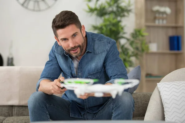 Hombre Jugando Con Drone Casa — Foto de Stock