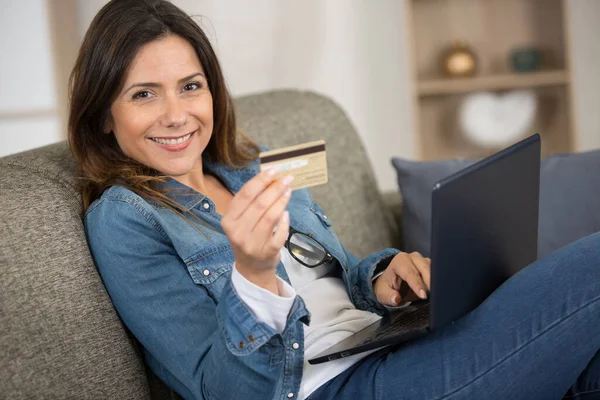 Γυναίκα Και Ψωνίζει Online Την Πιστωτική Της Κάρτα Στο Laptop — Φωτογραφία Αρχείου