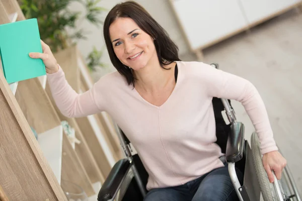 Joven Mujer Discapacitada Ordenando Libro —  Fotos de Stock