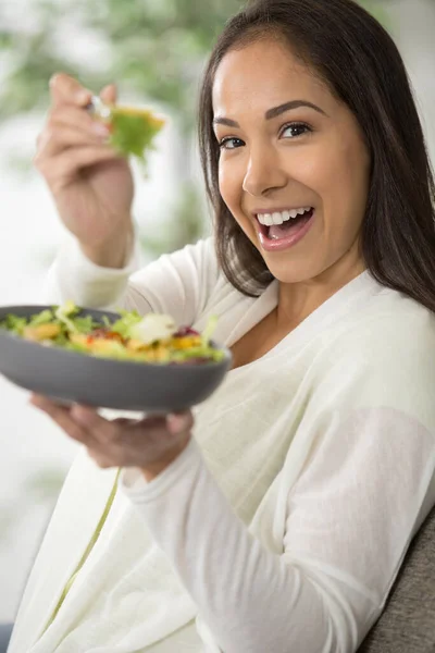 Mulher Comendo Salada Sorrindo — Fotografia de Stock