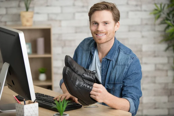 Χαρούμενος Γιονγκ Άντρας Που Πουλάει Παπούτσια Στο Διαδίκτυο — Φωτογραφία Αρχείου
