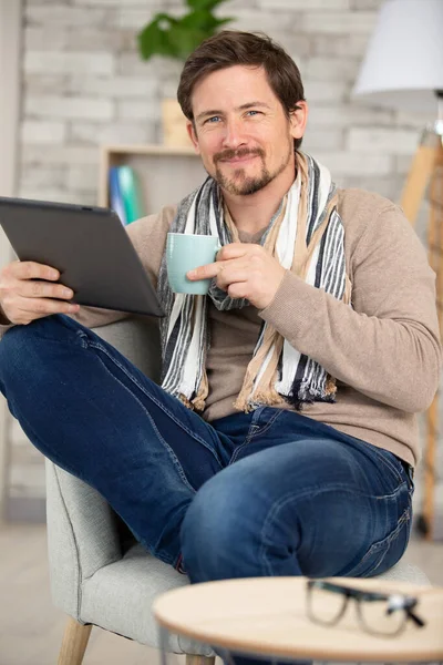 Man Sofa Using Tablet Holding Coffee Cup — ストック写真