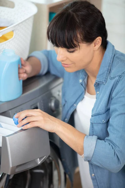 Jovem Feliz Segurando Detergente Lavanderia — Fotografia de Stock