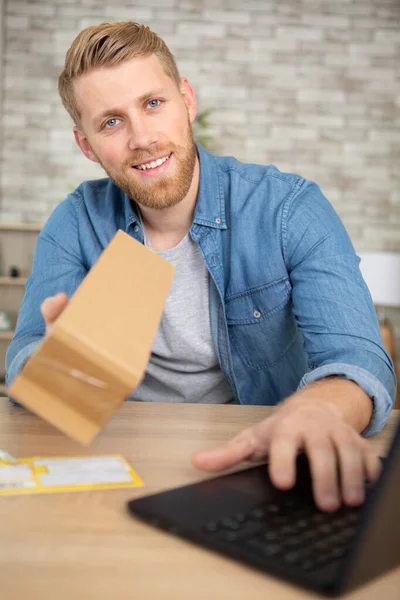 Man Bär Brun Paket Eller Kartong Lådor Handel Idéer Koncept — Stockfoto