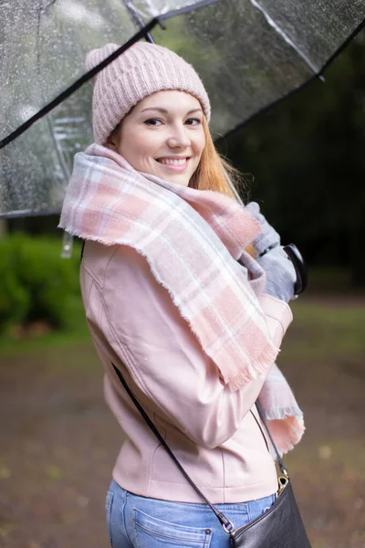 公園で傘を持って幸せな女性自然秋の雨 — ストック写真