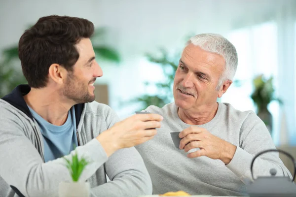 Volwassen Zoon Helpen Senior Vader Thuis — Stockfoto