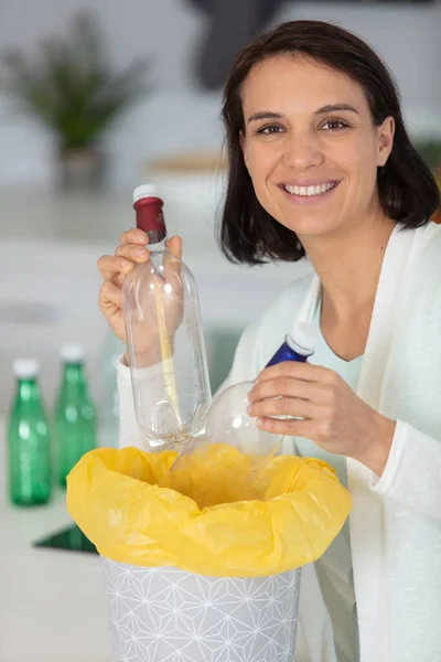 Jonge Vrouw Recycling Van Plastic Flessen — Stockfoto