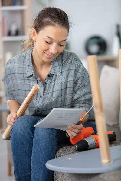 Jovem Mulher Renovando Cadeira Casa — Fotografia de Stock