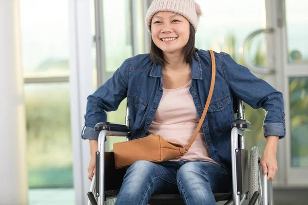 Jovem Mulher Deficiente Feliz Cadeira Rodas — Fotografia de Stock