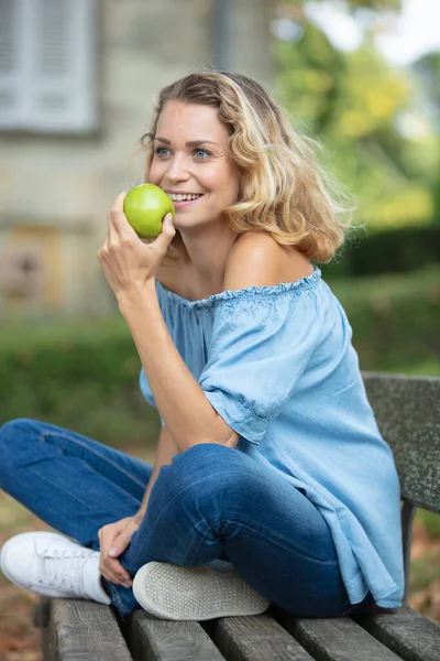 Young Beautiful Girl Outdoors Sitting Bench Holing Apple — Stock Photo, Image