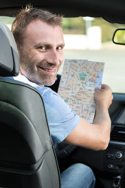 Hombre Feliz Coche Con Hoja Ruta Papel —  Fotos de Stock