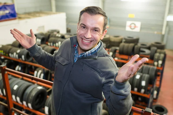 Técnico Hombre Promoción Neumáticos Nuevos Tienda Neumáticos Coche — Foto de Stock