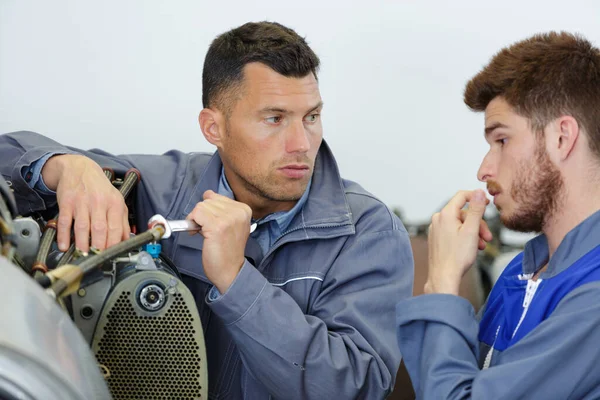 Dos Mecánicos Masculinos Discusión — Foto de Stock