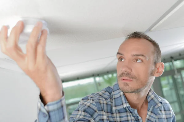 Male Electrician Screwdriver Repairing Fire Sensor — Stock Photo, Image