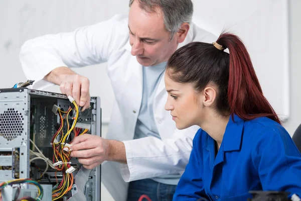 Trainee Tekniker Lära Sig Att Koppla Upp Dator — Stockfoto