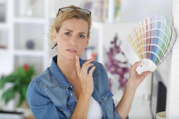 Eine Frau Die Aus Mustern Auswählt — Stockfoto